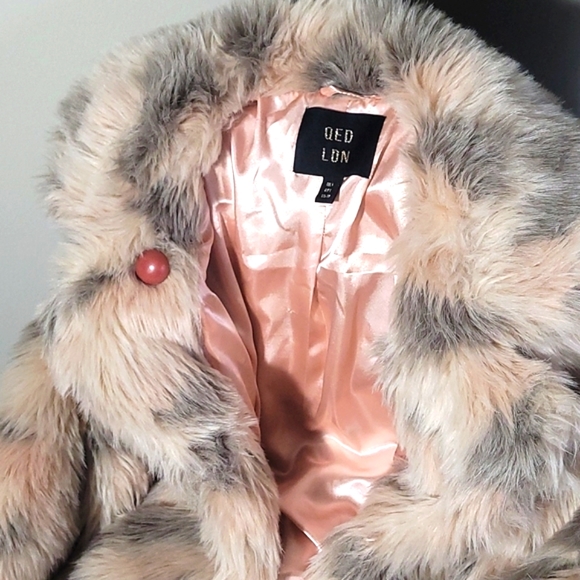 QED London Faux Fur Calico Peachy Blush & Grey Teddy Jacket Size Medium - Picture 4 of 6